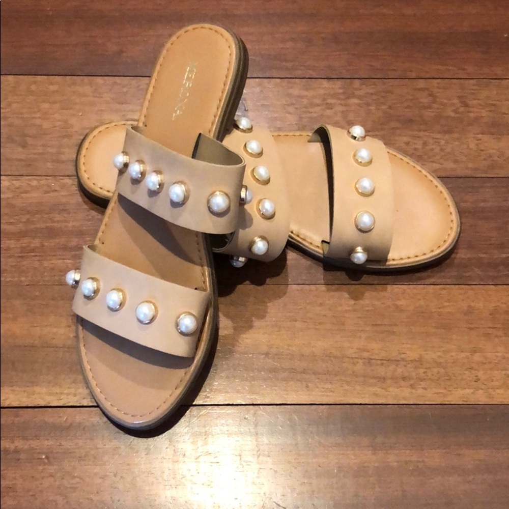 Size 7 Merona pearl accent tan Sandals